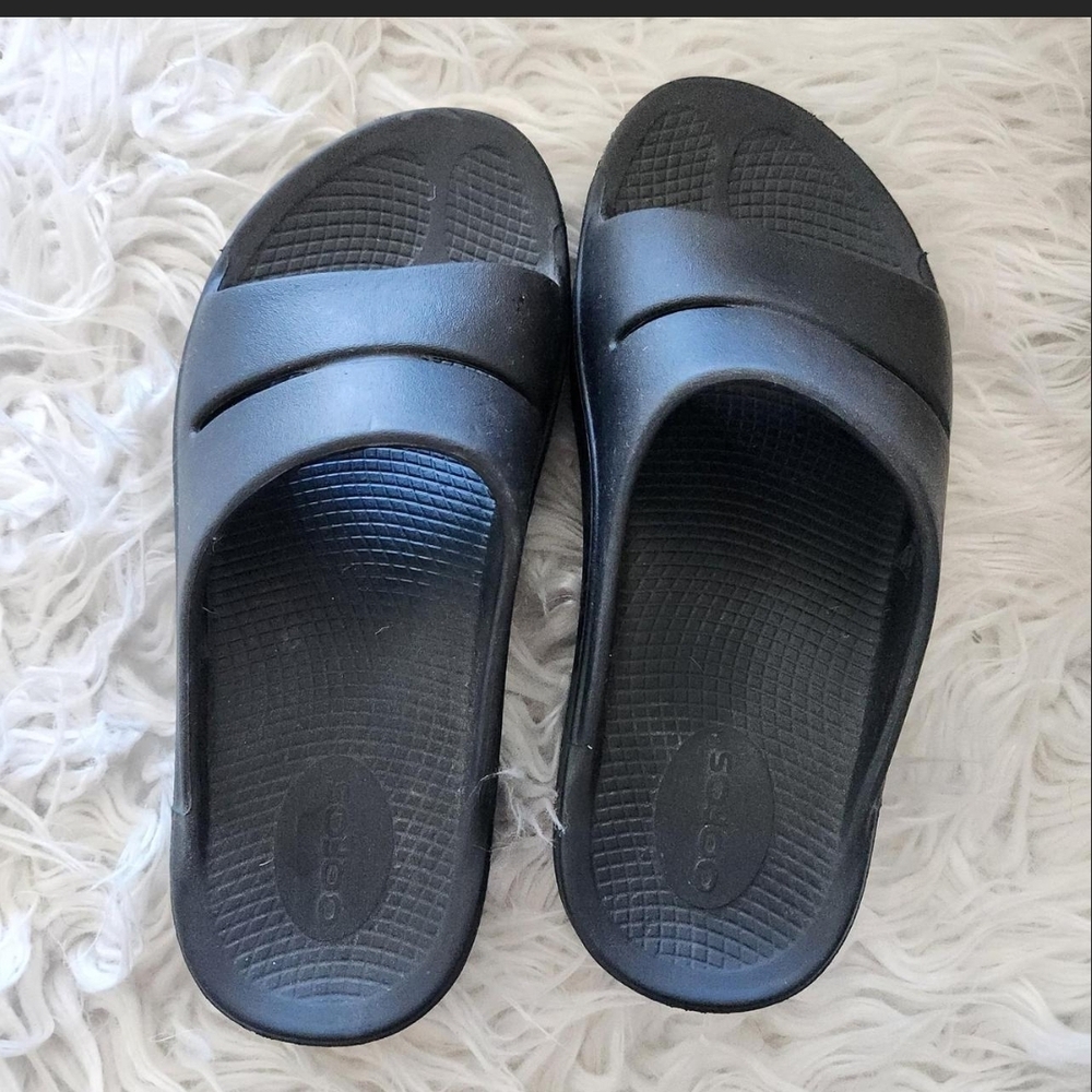 OOFOS Charcoal Comfort Slides